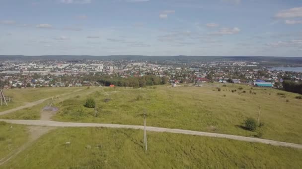 Vackra stadsbilden - traditionella hus och moskén med smaragd gröna kupol mot bakgrund av bergskedjan och blå himmel. Klipp — Stockvideo