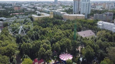 Dönme dolap ve roller coaster Lunaparktaki, üstten görünüm. Küçük. Dönme dolap ile şehrin Üstten Görünüm