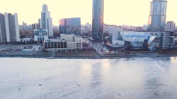 Casa residencial moderna de arranha-céus em Ekaterinburg ao pôr-do-sol. Clipe. Vista superior de Ekaterinburg ao pôr do sol — Fotografia de Stock