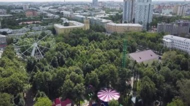 Dönme dolap ve roller coaster Lunaparktaki, üstten görünüm. Küçük. Dönme dolap ile şehrin Üstten Görünüm