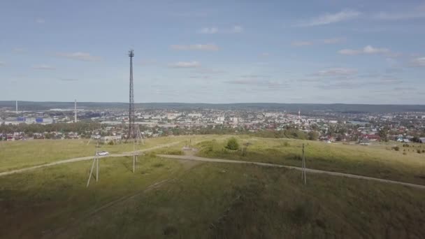 Krásné panoráma - tradiční domy a mešita s smaragdově zelenou kopulí, na pozadí pohoří a modrá obloha. Klip — Stock video