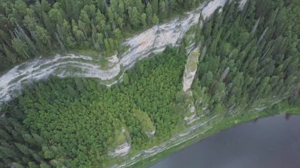 Belo mirante de montanha no alto das montanhas. Clipe. Vale enorme com floresta de eucalipto espessa. Vista superior de um grande penhasco na floresta — Vídeo de Stock