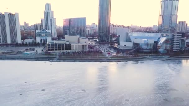 Casa residencial moderna de arranha-céus em Ekaterinburg ao pôr-do-sol. Clipe. Vista superior de Ekaterinburg ao pôr do sol — Vídeo de Stock