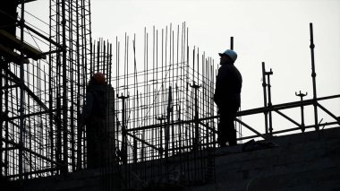 Adam mühendis inşaat İnşaat işçisi siluet inşaat sitesinde. Küçük. Bir işçi bir kask bir inşaat sahasında silüeti