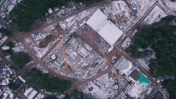 Vista superior ver o canteiro de obras de concreto armado edifício alto. Clipe. Vista superior de uma construção de edifício com guindastes de torre — Fotografia de Stock