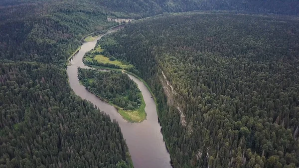 夏の間に森川の空撮。クリップ。飛行中に夏の川と森の空中写真 — ストック写真