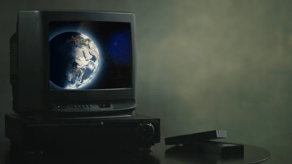 Antiguo televisor vintage en la habitación Vintage. Planeta Tierra en la TV —  Fotos de Stock