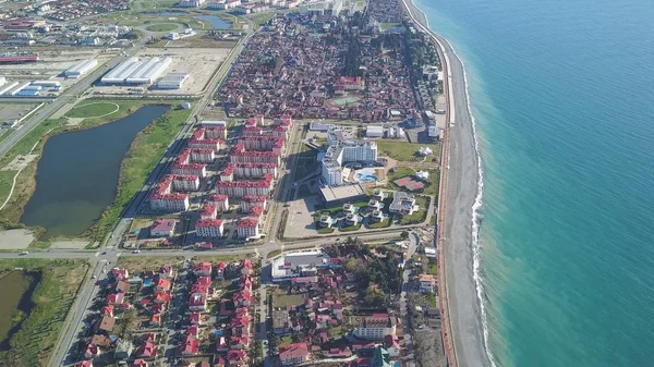 Parte da cidade resort moderno perto do mar em um dia ensolarado. Clipe. Vista superior da cidade resort perto do mar — Fotografia de Stock