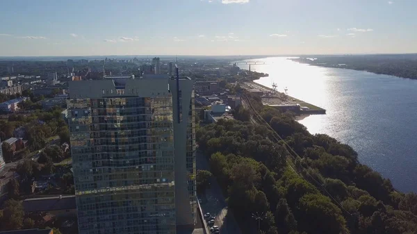 Paesaggio urbano durante il giorno quasi sera. Clip. Vista dall'alto dell'alto edificio vicino al fiume in una giornata di sole — Foto Stock