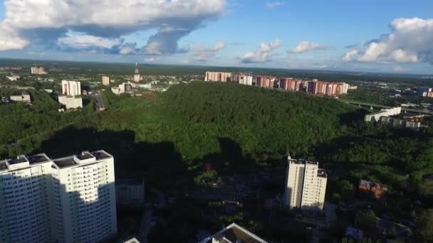 Вид с воздуха на небольшой городок рядом с лесом. Клип. Зеленый город летом, солнечный прекрасный день — стоковое видео