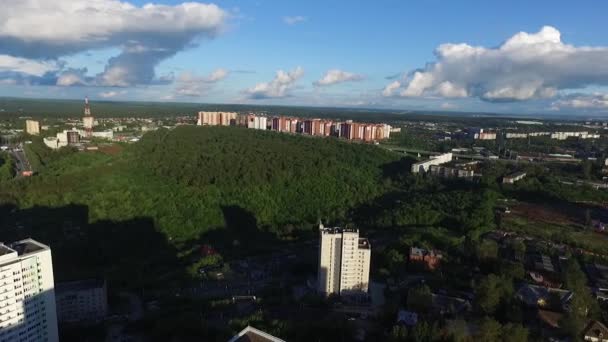 Luchtfoto van stadje in de buurt van bos. Clip. Groene stad in zomer, zonnige, prachtige dag — Stockvideo