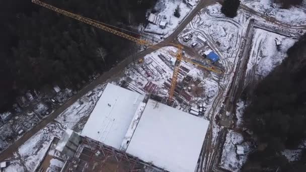 Bovenaanzicht Zie de bouwplaats van gewapend beton hoogbouw-gebouw. Clip. Bovenaanzicht van de constructie van een gebouw met torenkranen — Stockvideo