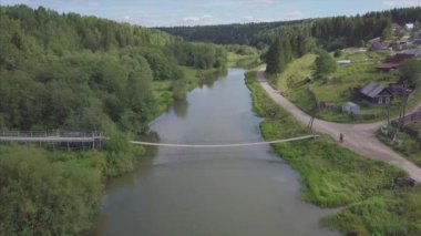 Küçük kasaba forest yakınındaki hava görünümünü. Küçük. Bir ormanlık alanda Nehri ile şehrin havadan görünümü