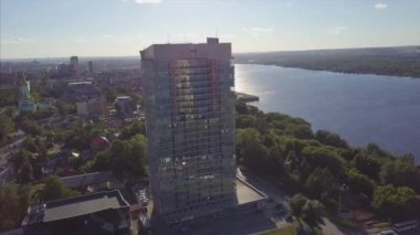 Nehir ve modern bina hava görünümünü. Küçük. Gün batımında güzel cityscape