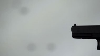 Kapatın profil adam bir 9 mm tabanca tutan bir atış sonra alır. Adam kapalı atış poligonuna el silah patlar. Yakın çekim. 9 mm tabanca ile adam bir ateş etti. Yukarıdan bir açı ile ateş. Holding adam bir