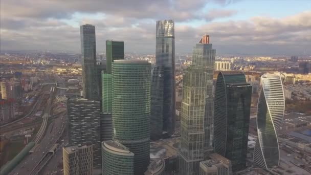 Gratte-ciel de Moscou, vue aérienne. Clip. Centre d'affaires de bureau de la ville de Moscou. Bâtiments Moscou-Ville avec ciel, vue aérienne — Video