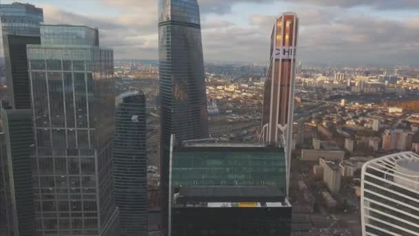 Moscow-City wolkenkrabbers, luchtfoto. Clip. Office business centrum van Moskou stad. Moscow-City gebouwen met sky, luchtfoto — Stockvideo