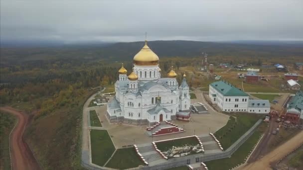 ロシアの村の教会の眺め.クリップ。空中ショットは、ドーム型の教会背景村と森に近接飛行 — ストック動画