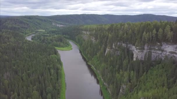 Repül át a gyönyörű hegyi folyó és a gyönyörű erdő. Klip. A légi felvétel a misztikus folyó napfelkeltekor a köd, nap légi folyó fölött — Stock videók