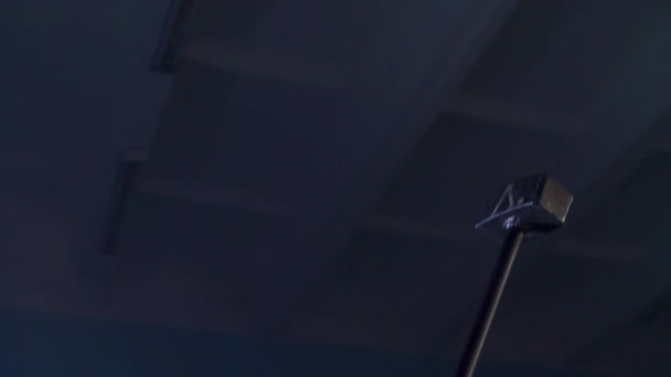 Un homme qui frappe au marteau. Homme frappant roue pneu avec marteau traîneau fermer. Entraînement Crossfit. Sport Fitness Homme Frapper pneu de roue avec traîneau à marteaux dans la salle de gym .