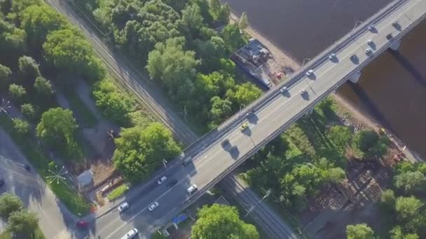 Antena Lancang mostu na rzece. Klip. Autostrady przez rzekę, widok z lotu ptaka — Wideo stockowe