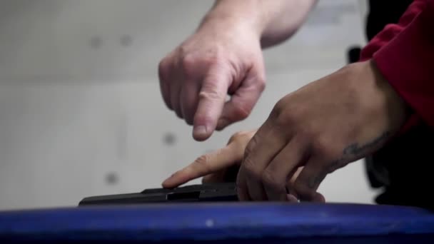 Trainer sta insegnando all'uomo a sparare da vicino. Avvicinamento delle mani maschili con una pistola, l'uomo si allena per sparare. Unita 'speciale di polizia in addestramento, scuola. fucile militare pistola corta — Video Stock