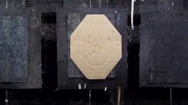 Hedef çekim. Hedef satır bir çekim aralığı. Eski bir arka plan üzerinde asılı hedeflere ateş. Mermi kovanları hedef üzerinde yatıyordu