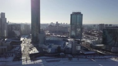 Yekaterinburg, Rusya'nın orta kesiminde bir kış günü içinde hava görünümüne. Yekaterinburg şehir, şehir merkezi görünümü, Ekaterinburg, Urallar, Rusya Federasyonu. Kış içinde gökdelenler ile modern şehir. Havadan görünümü