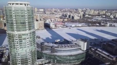 Havadan görünümü bilim merkezi veya Gözlemevi, araştırma merkezi. Havadan görünümü ofis binası. Turuncu cam reflecrions kapatın. Araştırma Merkezi - güneş enerjisi güç üzerinde uçan. Güneş panelleri üzerinde