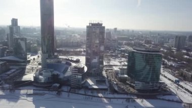 İş ve ticari Yekaterinburg City center yerel Parlamento binaları, oteller ve Yeltsin Merkezi. Donmuş nehir görüntüleyin. Yekaterinburg-şehir bölgesi ve Kuzey-Batı tarafında görünümü