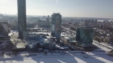 İş ve ticari Yekaterinburg City center yerel Parlamento binaları, oteller ve Yeltsin Merkezi. Donmuş nehir görüntüleyin. Yekaterinburg-şehir bölgesi ve Kuzey-Batı tarafında görünümü