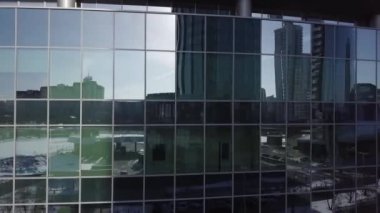 Yüksek binaların üzerinden cam gökdelen cephe soyut yansımaları. Boş boş cephe yansımaları ile aynasal bina ofis etrafında uçan