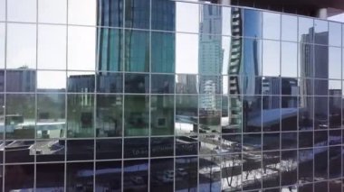 Yüksek binaların üzerinden cam gökdelen cephe soyut yansımaları. Boş boş cephe yansımaları ile aynasal bina ofis etrafında uçan
