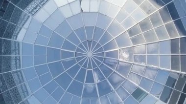 Üstten Görünüm yapısal cam cephe fantastik ofis binası çatı eğri üzerinde. Modern ve çağdaş mimari kurgu cam çelik sütun ile. Cam kubbe ve güneş. Cam inşaat Üstten Görünüm