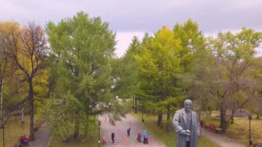 Havadan görünümü Anıtı Lenin park ve müze için. Cephe Smolny Enstitüsü St.Peterburg Vali şimdi ön planda Lenin heykeli ile resmi konutu. Rusya