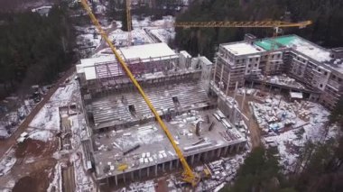 Büyük bir şantiye hava görünümünü. bir konut yüksek katlı bina ve inşaat vinç. Kışın inşaat yüksek katlı binaların. Havadan görünümü.