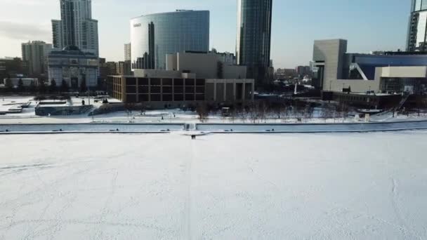 Panorama horizontal de la ville d'hiver. Vue aérienne de la ville la nuit d'hiver. Paysage hivernal incroyable . — Video