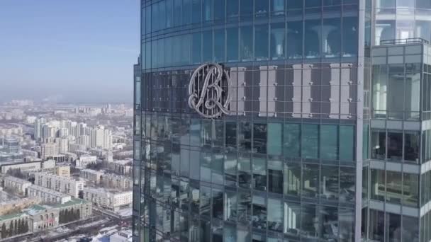 Gros plan des fenêtres du gratte-ciel moderne. Nuages réélus dans un immeuble de bureaux moderne. Zoom et panoramique. AÉRIAL. Mouvement fluide de la caméra devant les fenêtres des immeubles de bureaux reflétant le ciel bleu ensoleillé — Video