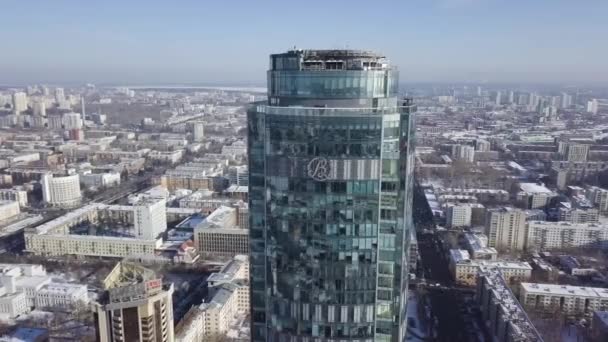 摩天大楼的鸟瞰图是在冬季的城市中部, 蓝天蓝天和积雪屋顶的建筑背景 — 图库视频影像