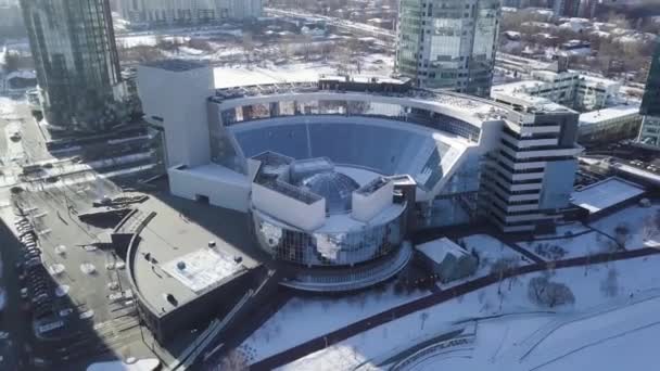 Εναέρια άποψη στο κεντρικό τμήμα της Γεκατερίνμπουργκ, Ρωσία σε μια μέρα του χειμώνα. Πόλη Αικατερινούπολη, πόλης κέντρο θέα, Αικατερινούπολη, Ουράλια, Ρωσία. Σύγχρονη πόλη με ουρανοξύστες στο χειμώνα. Εναέρια άποψη για — Αρχείο Βίντεο