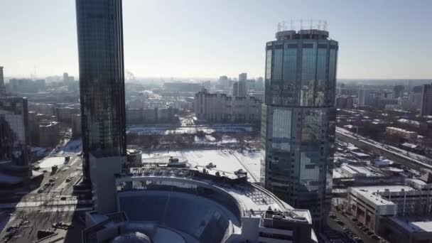 Centro comercial y de negocios de la ciudad de Ekaterimburgo, cerca de edificios del parlamento local, hoteles y Yeltsin Center. Vista desde el río congelado. Vista del distrito de Ekaterimburgo-Ciudad y el lado noroeste de la — Vídeos de Stock