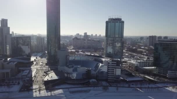 Widok z lotu ptaka do centralnej części Jekaterynburg, Rosja w zimowy dzień. Centrum miasta Jekaterynburg, widok, Ekaterinburg, Uralu, Rosja. Nowoczesne miasto z wieżowcami w zimie. Widok z lotu ptaka na — Wideo stockowe