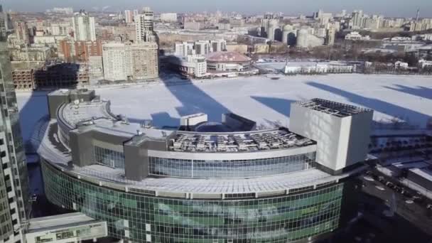 Flygfoto på science center eller observatorium, forskningscentrum. Flygfoto över kontorsbyggnad. Nära orange glas reflecrions. flygande över forskningscentrum - solenergi makt. Solpaneler på den — Stockvideo