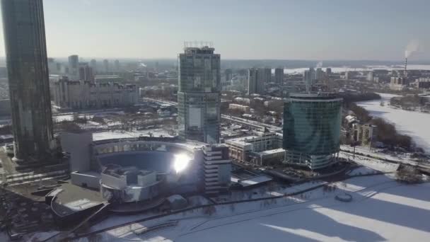 Centro comercial e de negócios Yekaterinburg City perto de edifícios do parlamento local, hotéis e Yeltsin Center. Vista do rio congelado. Vista do distrito de Yekaterinburg-City e lado noroeste do — Vídeo de Stock