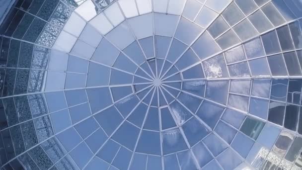 Vista aérea de la cúpula del edificio de vidrio moderno. fondo cúpula de vidrio. techo de cristal en el edificio. Vista superior de la cúpula de cristal radial moderna de un edificio moderno — Vídeo de stock