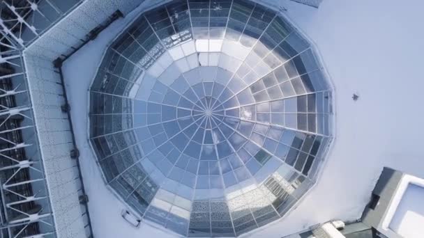 Flygfoto på moderna glasbyggnad dome. glas dome bakgrund. glastak i byggnaden. Ovanifrån på moderna radiella glaskupol i en modern byggnad — Stockvideo