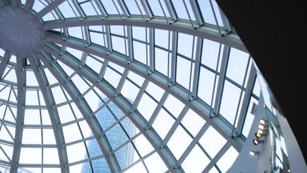 Cúpula de cristal de un edificio moderno. Vista desde el interior de la habitación. Construcción ligera de techo transparente hecho de tubos de acero redondos. Fondo arquitectónico. Domo de cristal desde el interior en rascacielos — Vídeo de stock