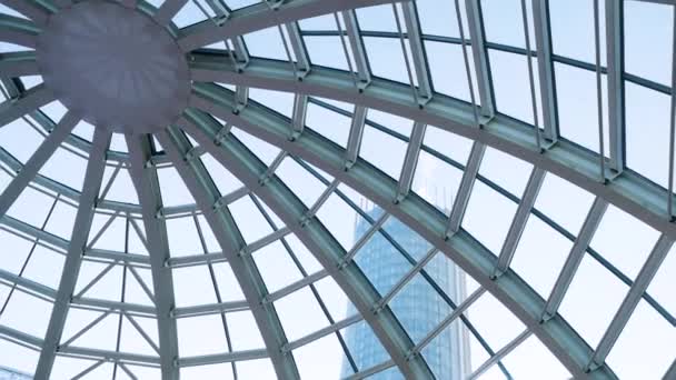 Cupola di vetro di un edificio moderno. Vista dall'interno della stanza. Costruzione leggera di tetto trasparente in tubi d'acciaio rotondi. Contesto architettonico. Cupola di vetro dall'interno al grattacielo — Video Stock