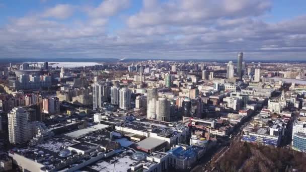 Úžasné cityview. Letecký pohled na město s budovami a pozadí modré oblohy. Letecký pohled na město. Pohled z letu ptáků — Stock video