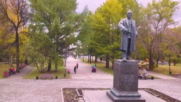レーニン公園内の記念碑。ウラジーミル ・ イリイチ ・ ウリヤノフ ・ レーニン — ストック動画